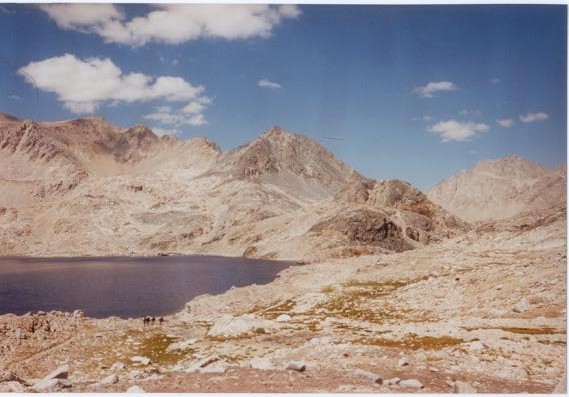 04a.-helenlake_hikers_heading_E.jpg (59598 bytes)