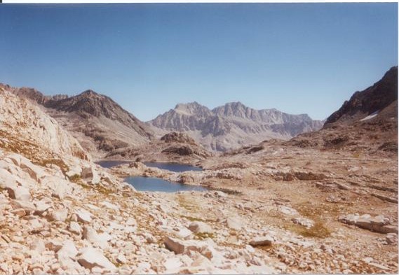 05ac-muirpass_helenlake_mtPowell.jpg (67893 bytes)